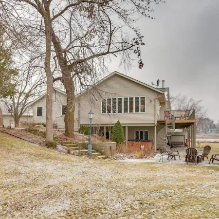 519) Massive 3 Bedroom On The Lake